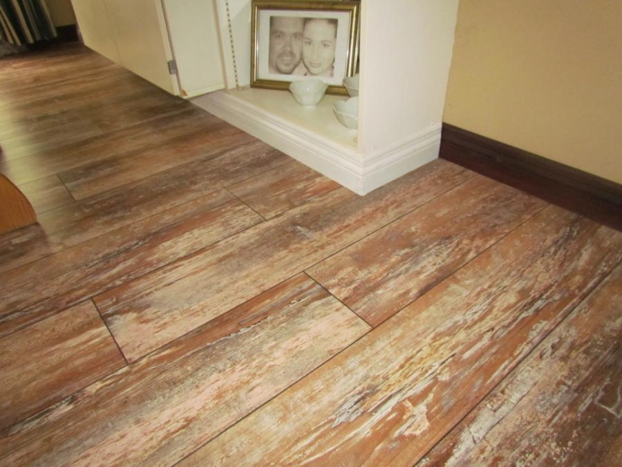 KronoswissNoblesseCanyonCherryVgrooveAC48mmLaminatedfloorinstalledwwwexactflooringcoza 20121110019.JPG